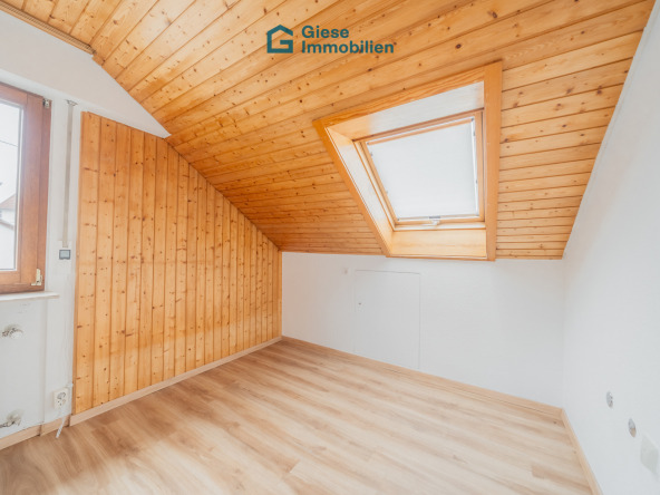 DG Kinderzimmer mit Fenster