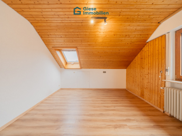 DG Kinderzimmer mit Balkonzugang