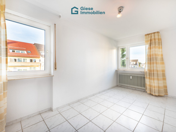 Raum mit zwei Fenstern