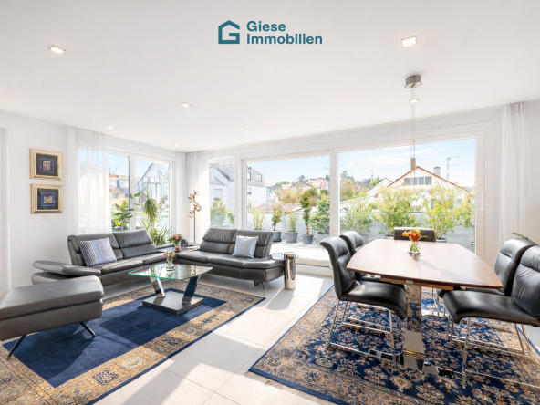 Wohnzimmer mit Blick auf Terrasse