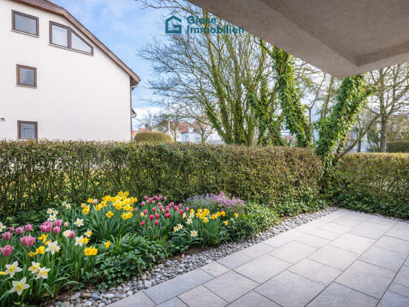 Terrasse/Schlafzimmer (KI-generierte Blumen)