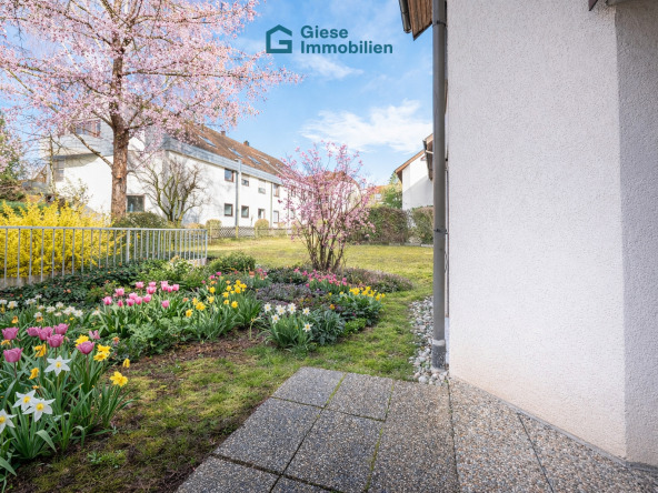 Terrasse/Wohnzimmer (KI-generierte Blumen)