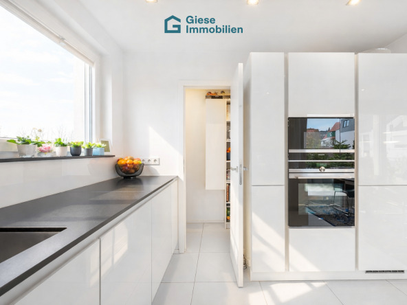 K&uuml;che mit Zugang zum Abstellraum