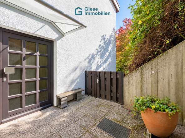 outdoor_residential_entryway_patio_scene_in_bright