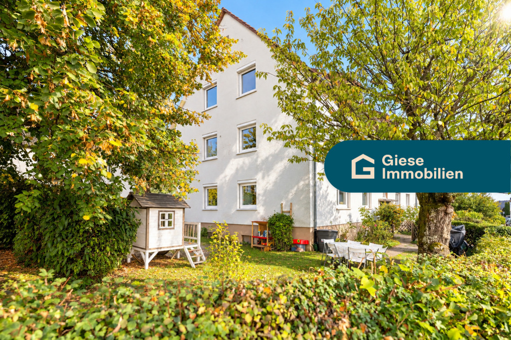 Sonniger Garten mit Spielhaus und Giebelhaus