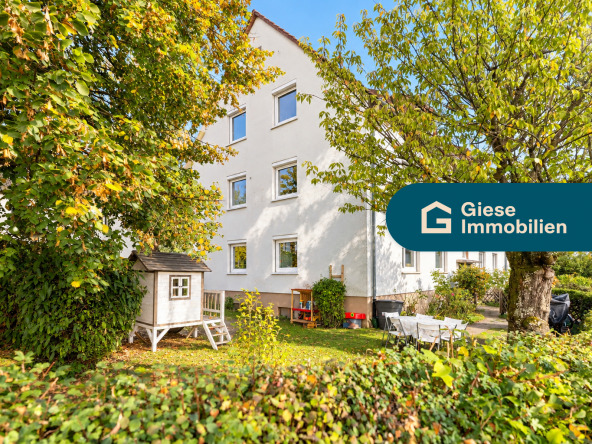Sonniger Garten mit Spielhaus und Giebelhaus