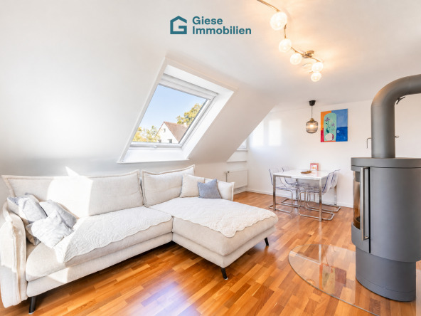Heller Dachboden mit Ofen und Sofa